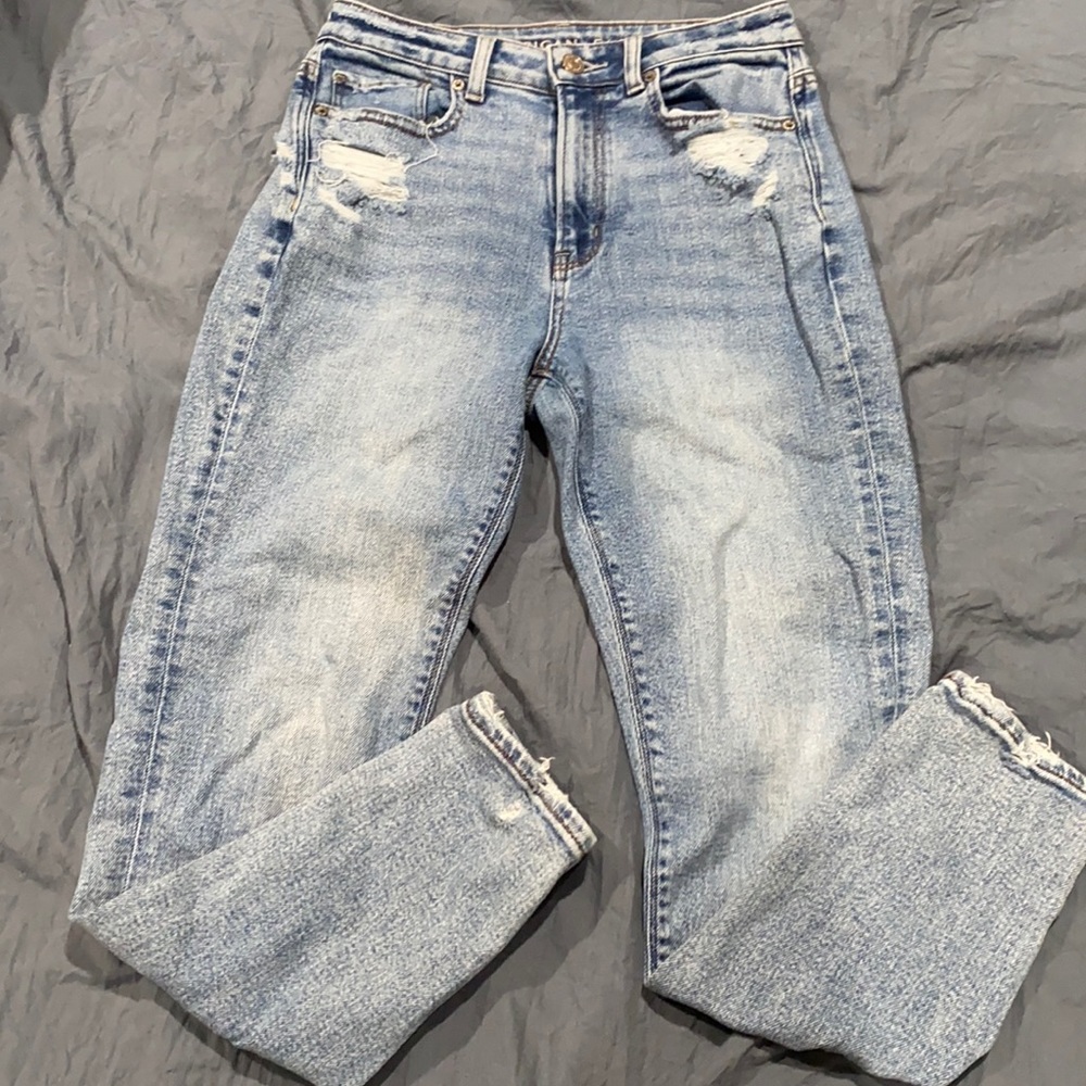 Light wash American Eagle Mom Jeans US size 0